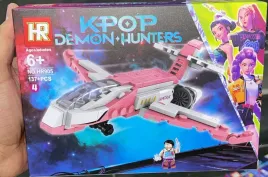 klocki-k-pop-demon-hunters-rozowy-samolot-bojowy-137-el