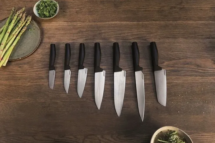 fiskars-noz-typ-santoku-hard-edge-przeznaczenie-do-siekania