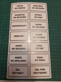 wyrazne-opisy-naklejki-na-produkty-higieniczne-zestaw-lazienkowy