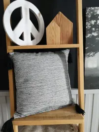 poszewka-ozdobna-40x40-bawelniana-w-stylu-boho-z-chwostami-czarny-melanz