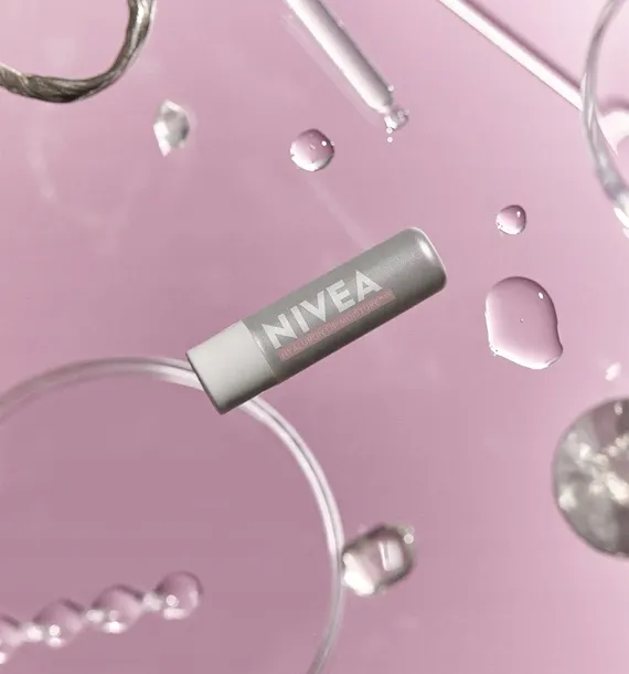 nivea-hyaluron-moisture-plus-balsam-pomadka-do-ust-wlasciwosci-nawilzajace-wygladzajace