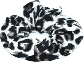 scrunchie-gumka-do-wlosow-tiger-print-panterka-biala-czarna