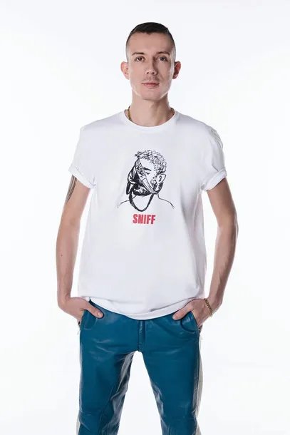 t-shirt-sniff
