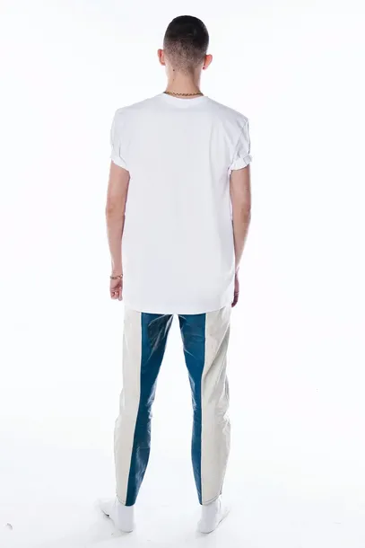 t-shirt-sniff