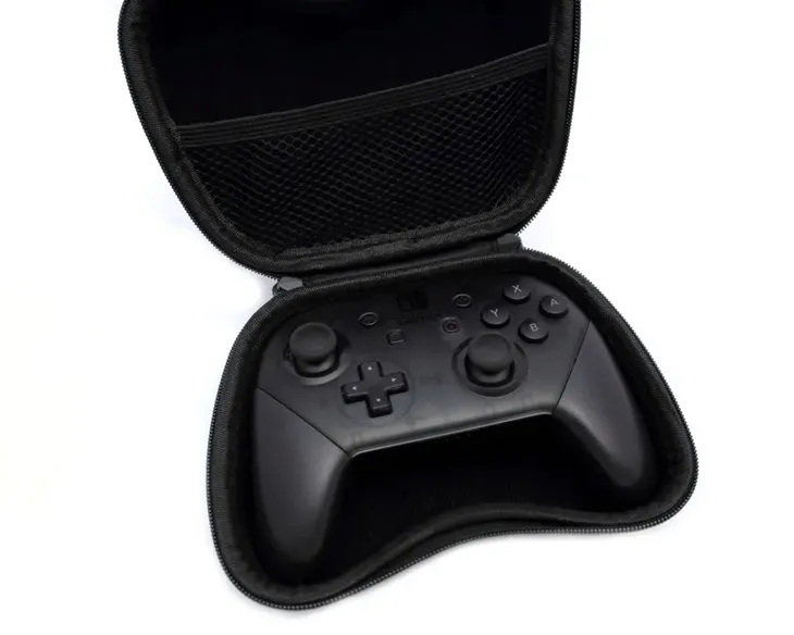 iris-kuferek-pokrowiec-na-gamepad-pro-controller-do-switch-oled-czarny-kod-producenta-ir-001710