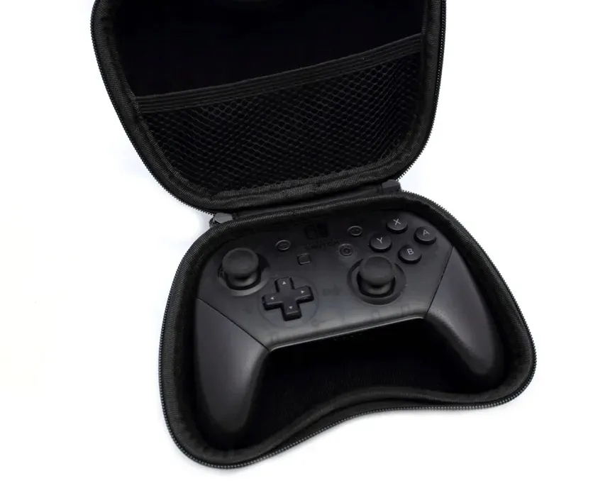 iris-kuferek-pokrowiec-na-gamepad-pro-controller-do-switch-oled-czarny