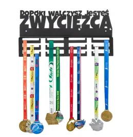 wieszak-metalowy-na-medale-napis-dopoki-walczysz-jestes-zwyciezca-40cm