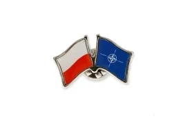 patriotyczna-przypinka-z-flagami-polski-i-nato