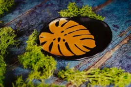 podstawka-na-bizuterie-zlota-monstera