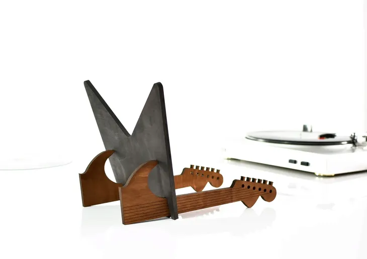 stojak-na-plyty-winylowe-winyle-organizer-gitara-model-swam