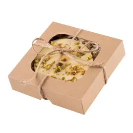 jajko-wielkanocne-biala-czekolada-z-pistacjami-w-pudelku
