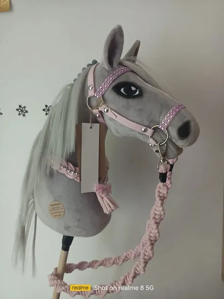 hobby-horse-siwy-kolor-dominujacy-odcienie-szarosci-i-srebra