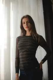 elegancka-bluzka-dopasowana-z-siatki-czarna-w-paski-s