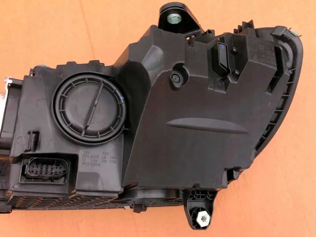 reflektory-lewy-prawy-uzbrojone-led-high-performance-low-version-do-w206-eu