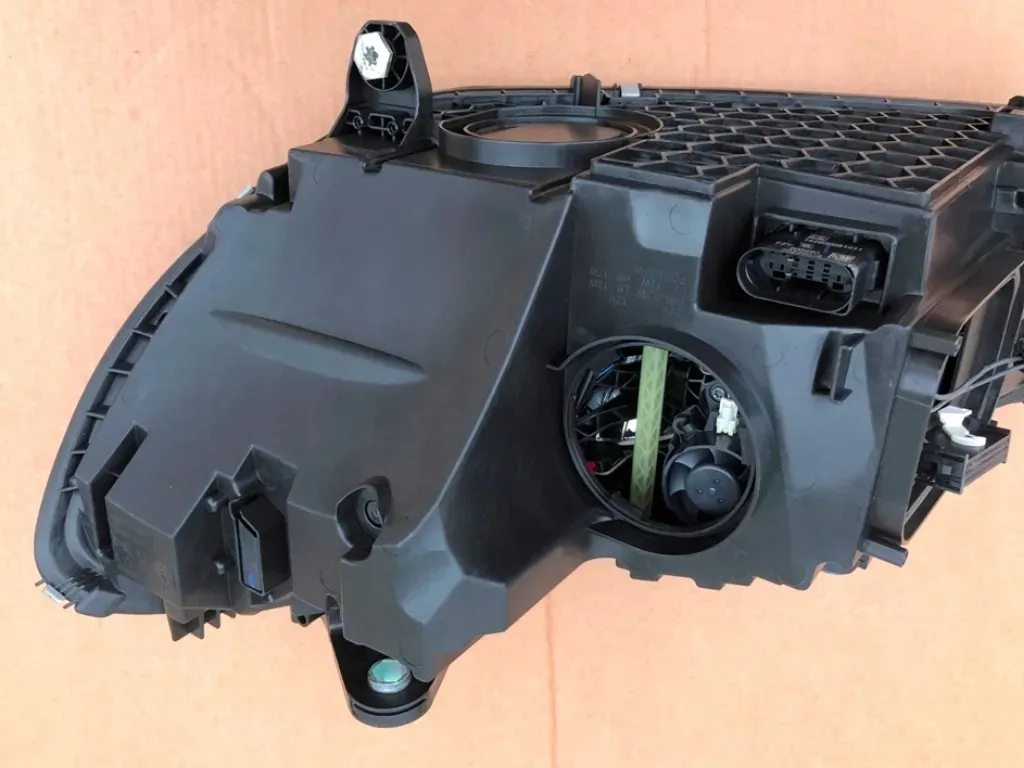 reflektor-bez-jezy-prawy-full-led-high-performance-low-version-do-w206-eu
