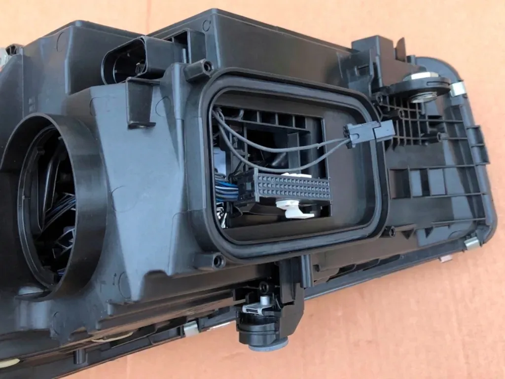 reflektor-bez-jezy-prawy-full-led-high-performance-low-version-do-w206-eu