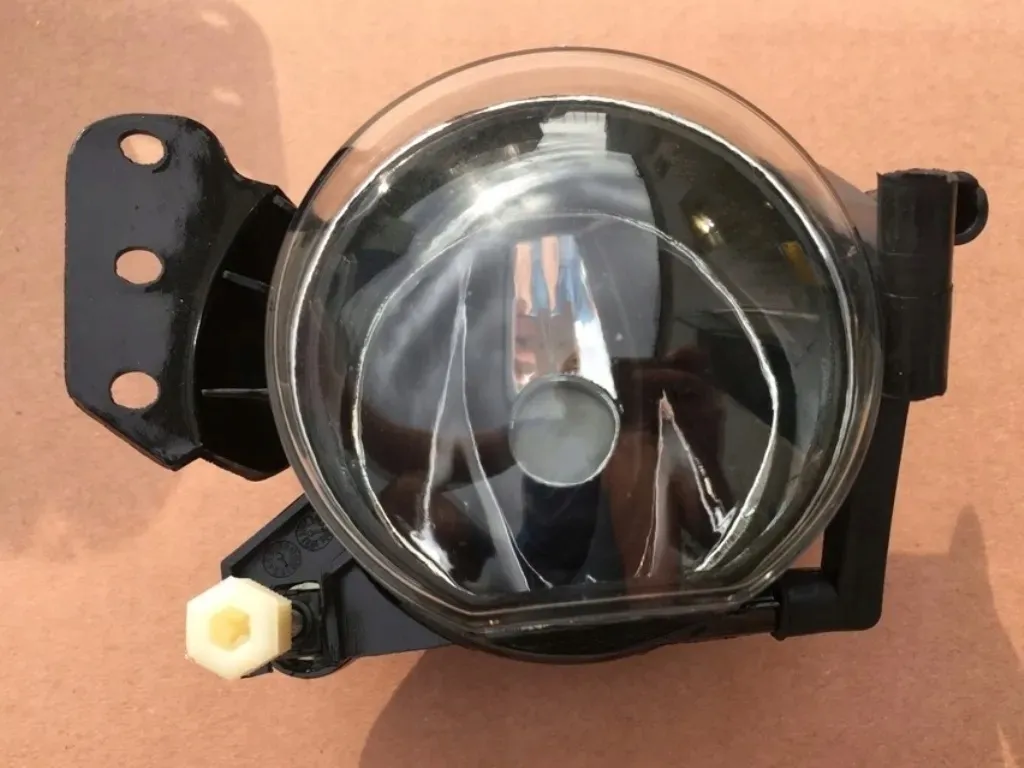 prawy-halogen-przeciwmglowy-6910792-do-bmw-e46-e90-e91-e60-e61-e64-e63-e83