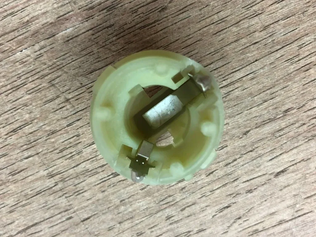 gniazdo-zarowki-oprawka-swiatlo-tylne-stop-bmw-e30-e32-e34-e38-e71-e72