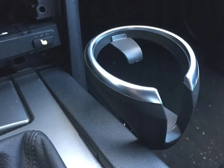 uchwyt-na-napoje-cupholder-0443082-9144632-do-x1-e84-1-e81-e82-e88-e87-stan-nowy