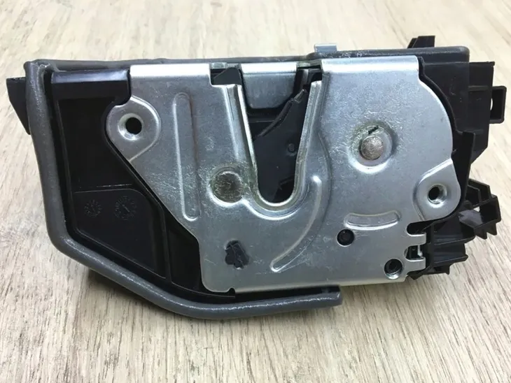 zamek-drzwi-lewy-przod-do-bmw-e91-e86-e92-e93-e70-e82-e88-e71-e72-f01-f02-producent-czesci-xenius