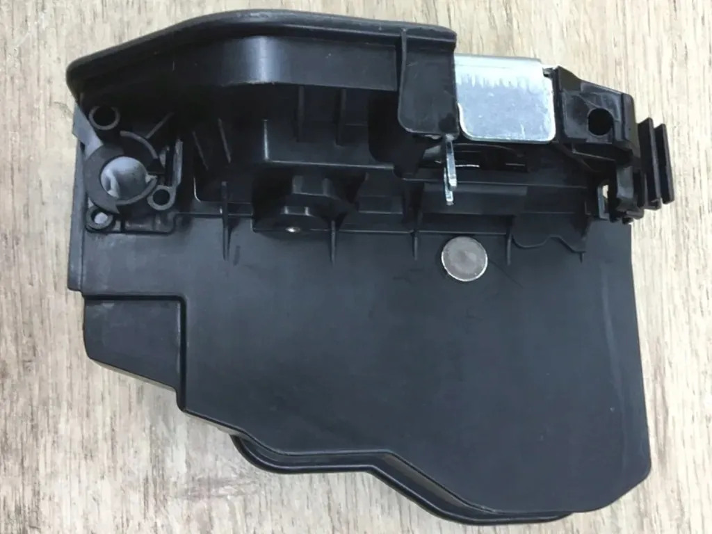 zamek-drzwi-lewy-przod-do-bmw-e91-e86-e92-e93-e70-e82-e88-e71-e72-f01-f02