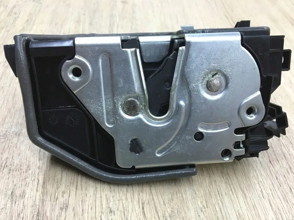 zamek-drzwi-lewy-przod-do-bmw-e65-e66-e67-e85-e60-e61-e83-e63-e64-e81-e90