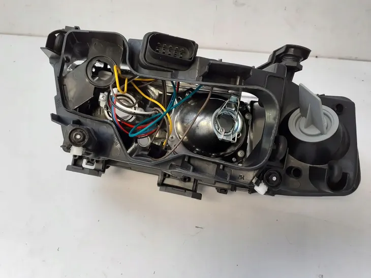 reflektor-audi-a6-01-04-l-h7-h7-regulacja-wysokosci-elektryczna