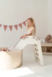 drewniana-zjezdzalnia-do-basenu-z-pilkami-montessori-bezpieczna