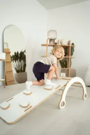 drewniany-2w1-bujak-montessori-zjezdzalnia-chmurki-bialy
