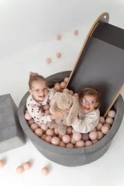zjezdzalnia-do-basenu-z-pilkami-drewniana-szara-montessori-friendly