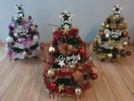 choinka-mala-z-dekoracja-ubrana-z-lampkami-60-cm