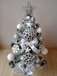 choinka-mala-z-dekoracja-ubrana-z-lampkami-100-cm