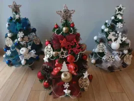 choinka-mala-z-dekoracja-ubrana-z-lampkami-40-cm