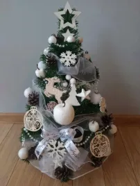 choinka-mala-z-dekoracja-ubrana-z-lampkami-50-cm