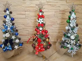 stozek-choinka-z-dekoracja-ubrana-w-donicy-z-lampkami-led-45-cm