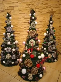 stozek-choinka-100-cm-ubrana-z-lampkami-led