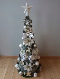 choinka-60-cm-ubrana-z-lampkami-led-stozek