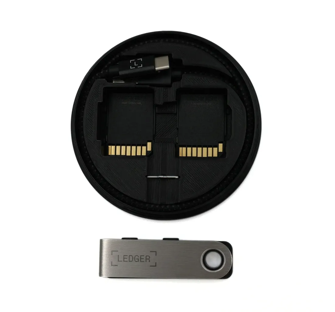 etui-na-portfel-kryptowalut-ledger-nano-s-plus-stan-nowy