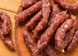 ostre-kielbaski-jalapeno-suszone-wedzone-na-zimno