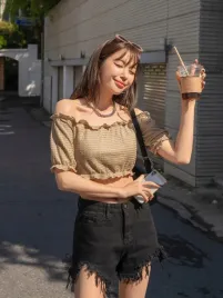 t14407-dazy-bezowy-crop-top-z-odkrytymi-ramionami-18-s