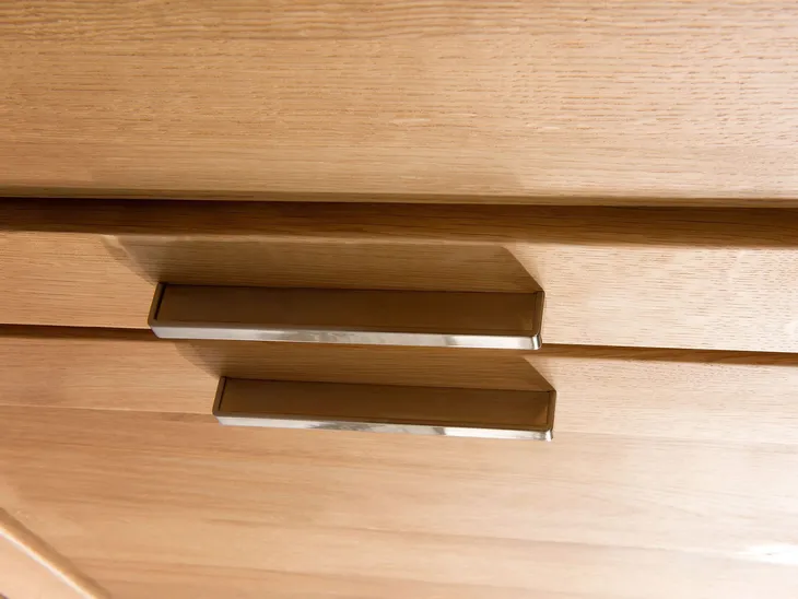 panel-z-polkami-isumi-stan-nowy-marka-bez-marki