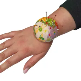 poduszka-igielnik-na-szpilki-igly-na-gumce-kwiaty-poduszka-na-szpilki