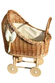 wozek-dla-lalek-wiklinowy-dla-lalki-z-posciela-i-kokarda-ecru
