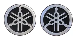 emblemat-znaczek-naklejka-sylikonowa-na-bak-yamaha-srebrna-2-sztuki