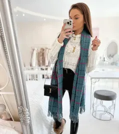 niebieskie-szal-w-krate-rachael