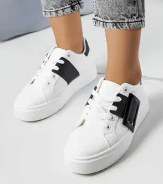 biale-sneakersy-zdobione-czarna-klamerka-toni