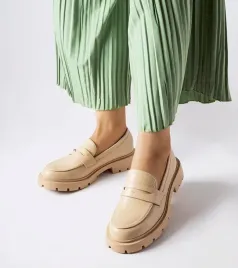 bezowe-eleganckie-mokasyny-puccianiello