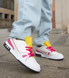 bialo-rozowe-sneakersy-z-zoltym-jezykiem-archie