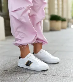 biale-sneakersy-z-ozdobnym-paskiem-grada