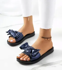 granatowe-klapki-z-blyszczaca-kokarda-sora